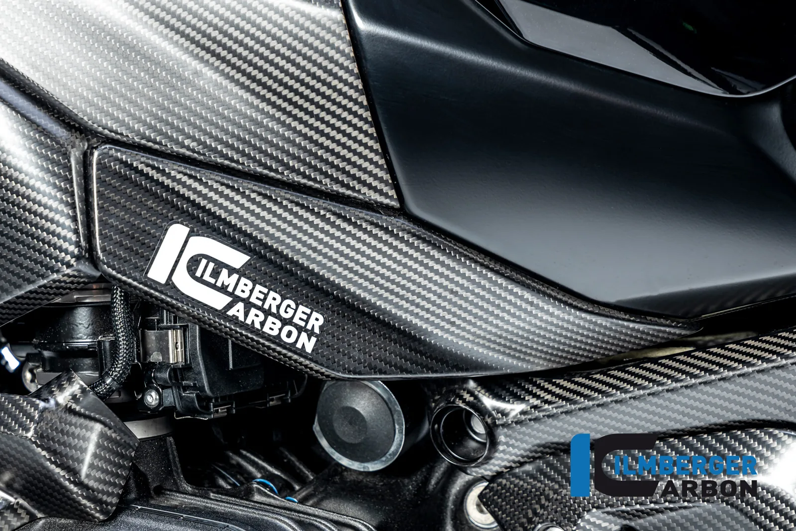 Capac inferior rezervor stânga carbon mat BMW R 1300 GS (2024-2026) - Ilmberger Carbon